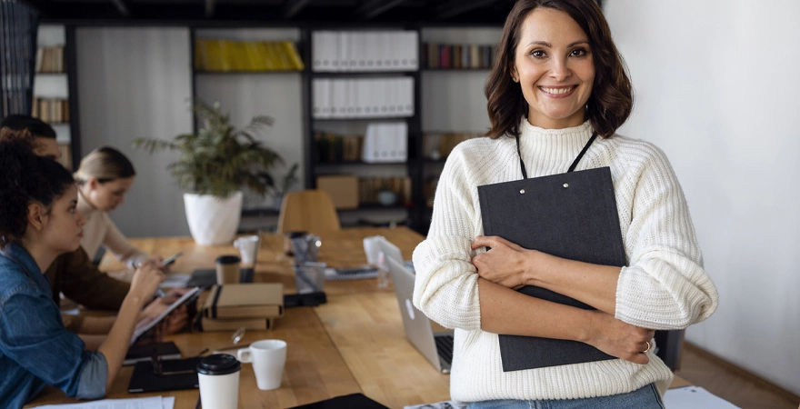 pôle de formation avec un formateur souriant