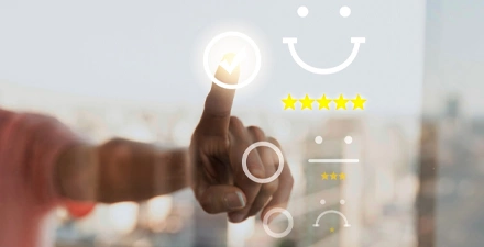 doigt sélectionnant un avis 5 étoiles