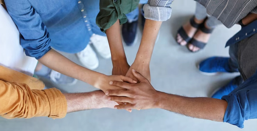 5 mains posées sur l'uine sur l'autre pour syboliser l'accompagnement