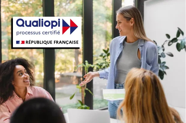 1 formatrice devant 3 apprenants assis et le logo qualiopi