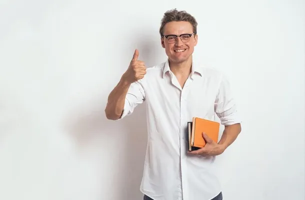 Un formateur souriant le pouce en l'air suite à la certification Qualiopi